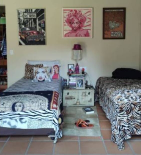 Quarto conta com duas cama e um ba&uacute; que o humorista usa como mesa de cabeceira – Foto: Instagram/Reprodu&ccedil;&atilde;o/ND