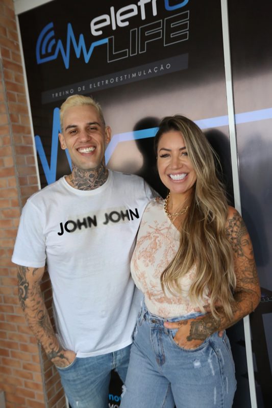 Raphael Correa e Nicolle Martins Neis no Studio Eletrolife de Palhoça – Foto: Angelo Santos/Divulgação/ND