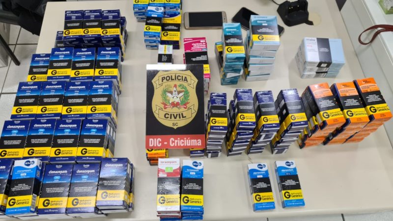 Diversos remédios de ‘faixa preta’ sem comparação de origem foram apreendidos na farmácia no bairro Santa Luzia em Criciúma – Foto: Polícia Civil/ND