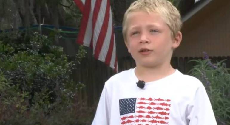 Chase Poust, de 7 anos, ajudou a irmã e o pai a escaparem de correnteza após nadar por uma hora – Foto: Reprodução / ABC Chicago