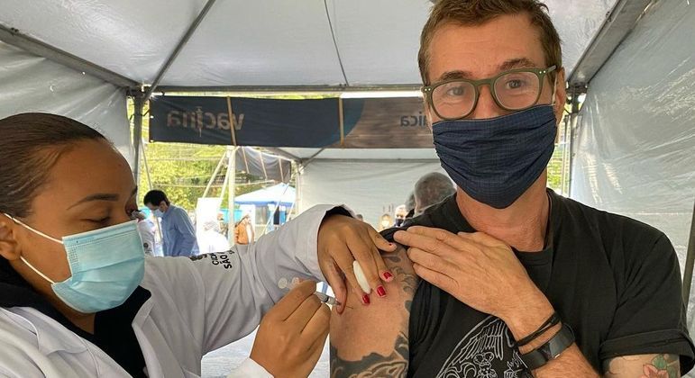 Dinho Ouro Preto recebeu a primeira dose da vacina contra a Covid-19 – Foto: Reprodução/ Instagram