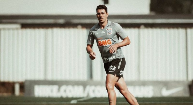 Danilo Avelar, zagueiro do Corinthians, fez coment&aacute;rio racista durante jogo online nesta ter&ccedil;a (22) – Foto: Reprodu&ccedil;&atilde;o/ Instagram