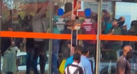 Mulher ficou com a cabeça presa em porta automática de estação nesta segunda (14) – Foto: Reprodução/ redes sociais