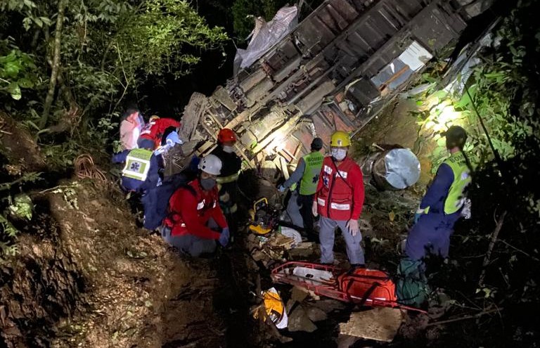 Após caminhão cair em ribanceira, derramamento de óleo preocupa em joinville