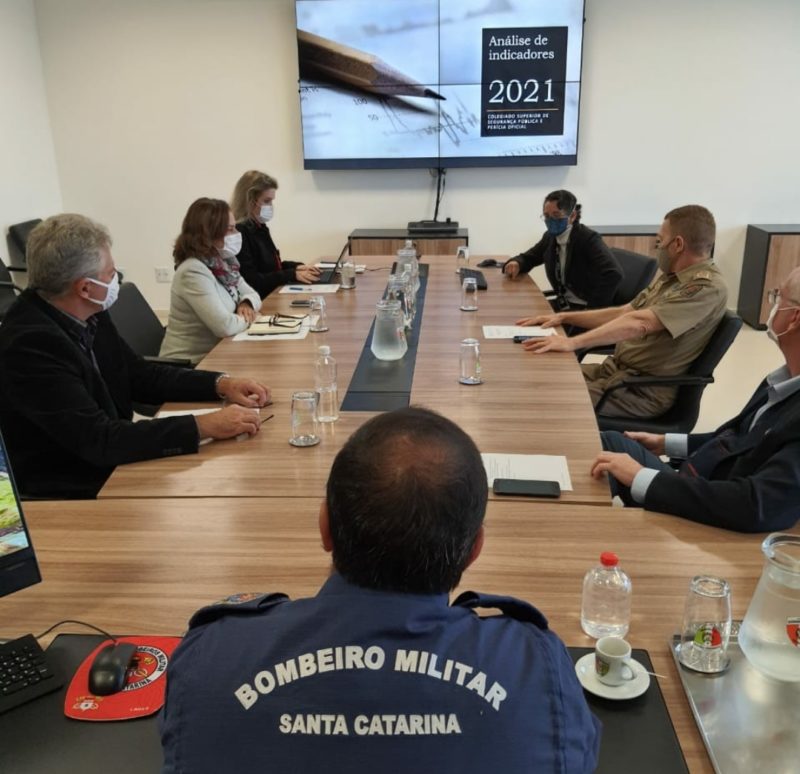 Representantes das forças de segurança de Santa Catarina em reunião para análise dos dados – Foto: Divulgação/SSP