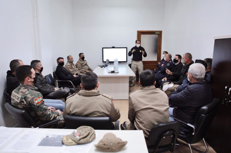 Reuni&atilde;o contou com a presen&ccedil;a de representantes de v&aacute;rias for&ccedil;as de seguran&ccedil;a – Foto: Leandro Schmidt/Prefeitura de Chapec&oacute;/Divulga&ccedil;&atilde;o/ND