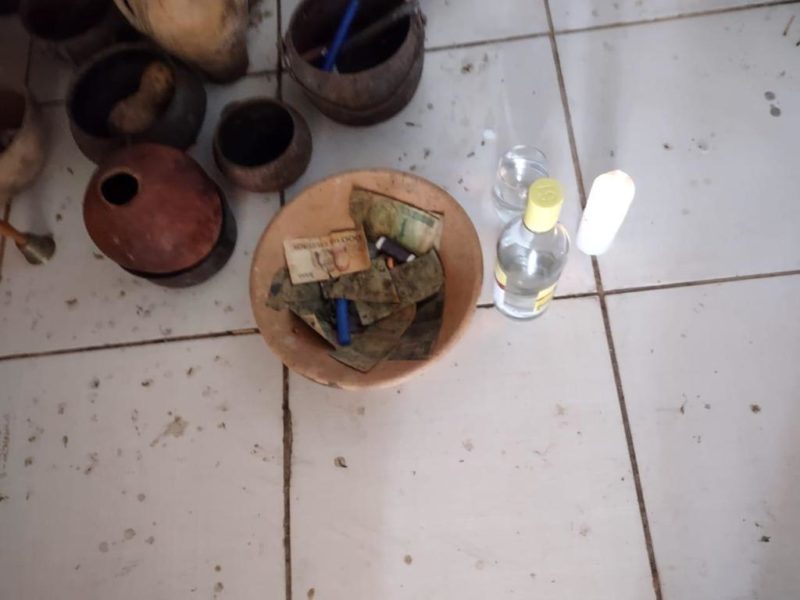 Imagens obtidas pelos investigadores mostram altares com cachaça e dinheiro ao redor, cumbucas de barro e pichações nas paredes. – Foto: Polícia Civil/ND 