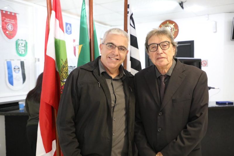 Este colunista ao lado do locutor Fenelon Damiani, respons&aacute;vel pelo cerimonial do evento. Admira&ccedil;&atilde;o e respeito rec&iacute;proco. – Foto: Cristiano Andujar/Divulga&ccedil;&atilde;o