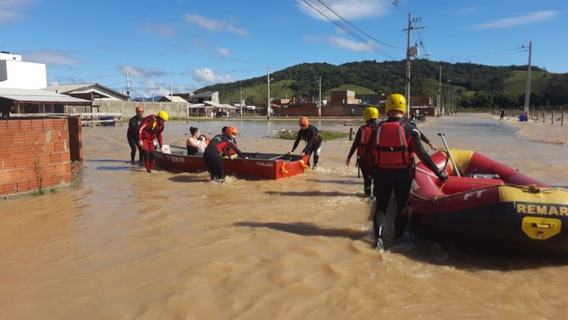 Ruas alagadas pela chuva: cena “padrão” durante esta quarta-feira – Foto: CBMSC/Divulgação