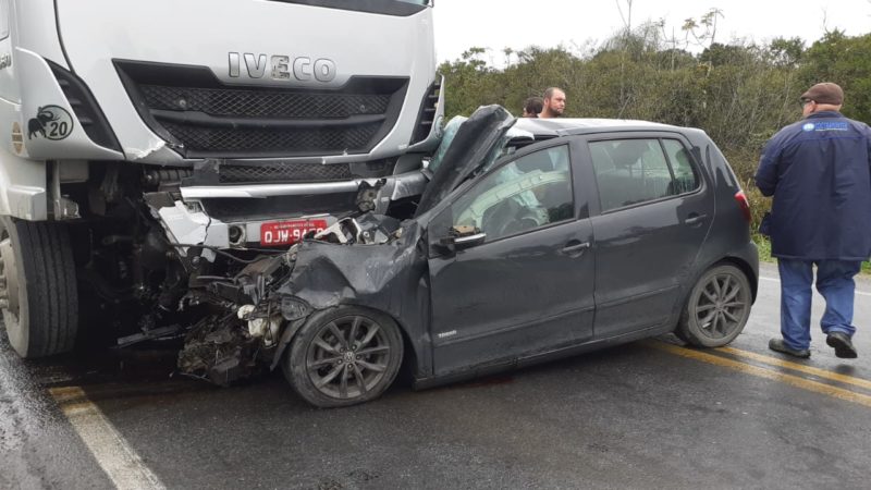 impacto da batida carros destruidos