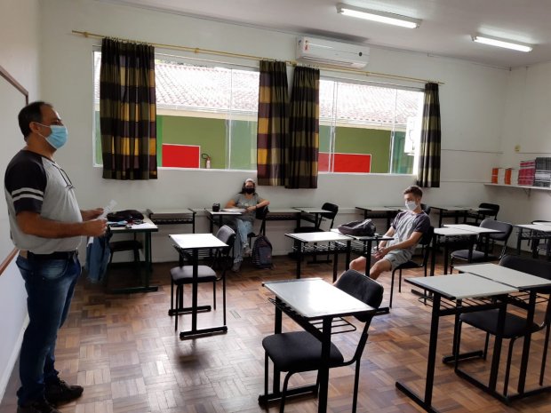 Piso salarial de R$ 5 mil vai valer para professores ativos e aposentados de SC – Foto: SED/Divulgação/ND