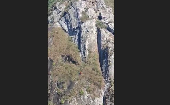 Registro do bombeiro resgatando adolescente no morro da Pedra Branca