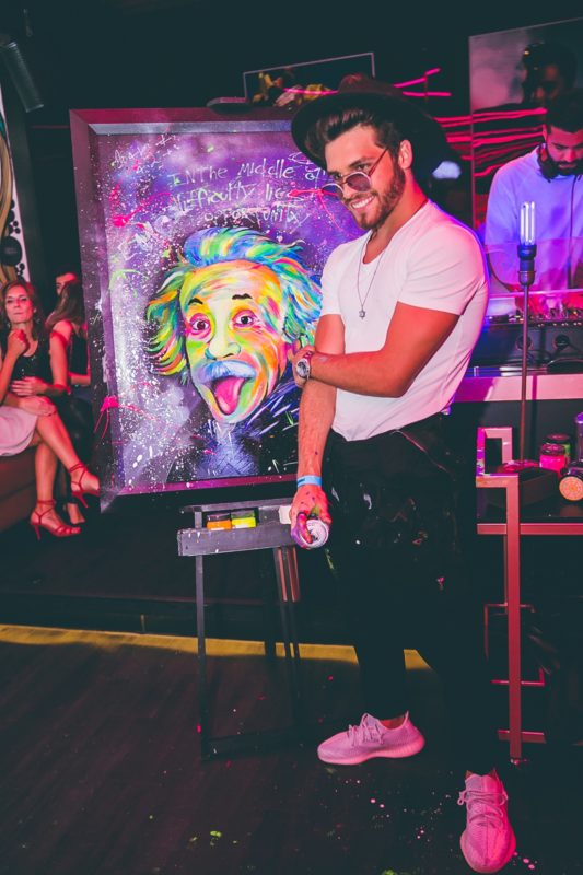 Finalizando uma das obras expostas no Art’s Gastronomia e Música, em 2020 – Foto: Divulgação/ND