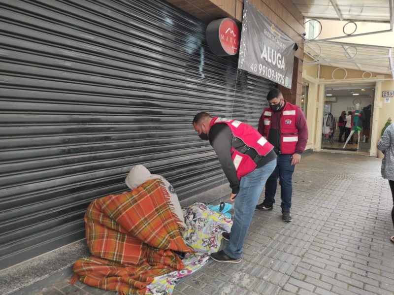 Equipe da Assistência Social atendendo pessoa em situação de rua em Florianópolis