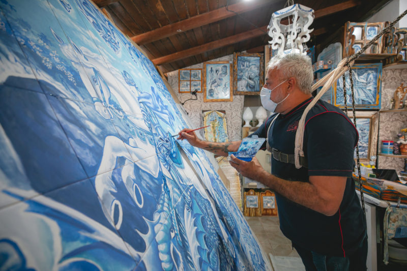 Pintura em azulejo, seguindo a tradição portuguesa – Foto: José Somensi Fotografia/ND