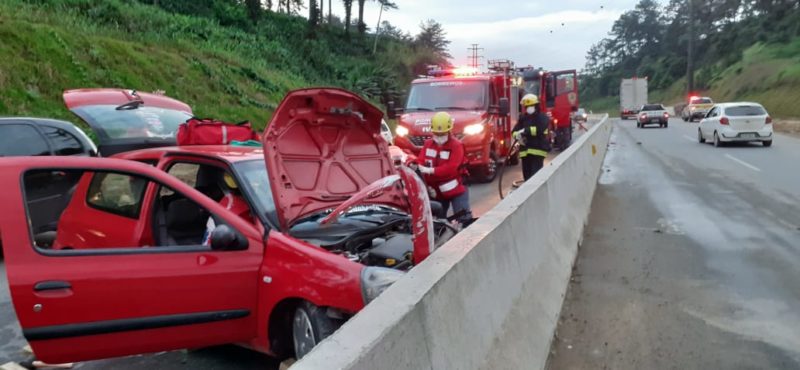 Um acidente entre um carro e um caminhão na rua Hans Dieter Schmidt, Distrito Industrial, na região Norte de Joinville, deixou uma pessoa ferida. A colisão, sentido BR-101, ocorreu no fim da tarde desta quinta-feira (10) e provocou congestionamento na região, que está em obras. Mais de dois quilômetros de fila se formaram. – Foto: Gladionor Ramos/NDTV Joinville