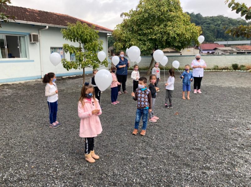 Crian&ccedil;as seguraram bal&otilde;es brancos em homenagem &agrave; colega Evylin Vitoria Modrok – Foto: Divulga&ccedil;&atilde;o ND