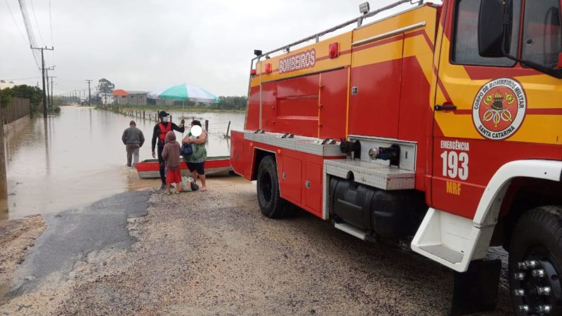 Avó e neto foram resgatados de residência que estava inundando pelo Corpo de Bombeiros em Morro da Fumaça – Foto: Corpo de Bombeiros/ND