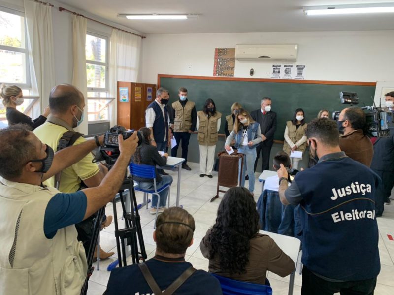 Esta auditoria consiste em uma votação paralela à votação oficial, com o objetivo de comprovar que o voto digitado na urna por um auxiliar da comissão de auditoria – Foto: TRE-SC/Divulgação ND