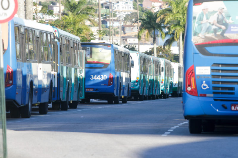 Ônibus enfileirados em Florianópolis