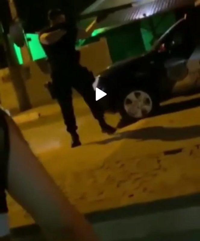 Policial atirava na rua quando parou e deu um tapa no rosto de uma moça – Foto: Reprodução/ND