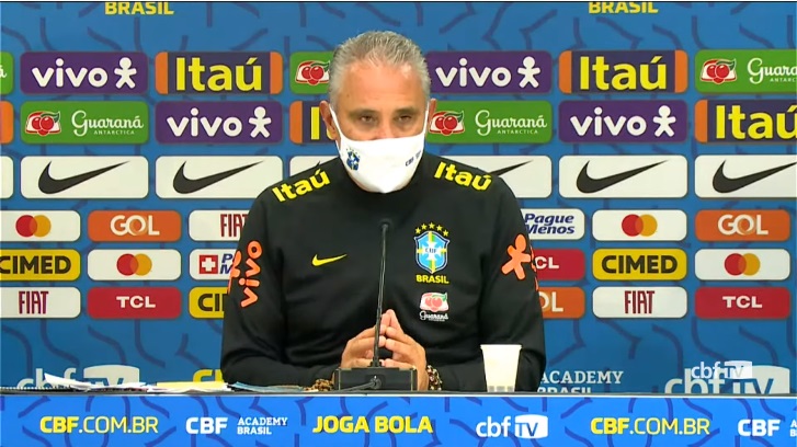 Tite enorme na Seleção. Lá fora, nem tanto. – Foto: Reprodução/CBF TV