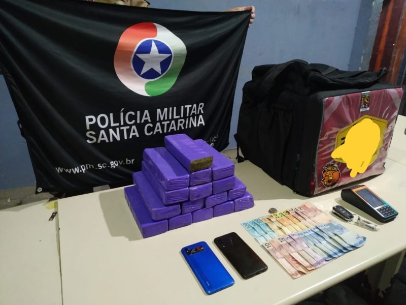 Casal escondeu drogas em embalagem para lanches – Foto: Pol&iacute;cia Militar/Divulga&ccedil;&atilde;o