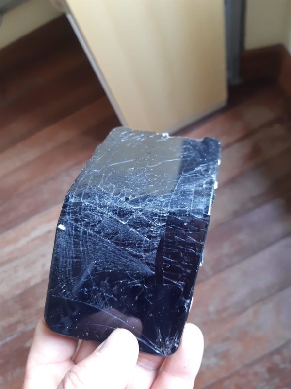 Durante o cumprimento de um dos mandados, um homem quebrou um celular com a chegada da pol&iacute;cia – Foto: Pol&iacute;cia Federal/Divulga&ccedil;&atilde;o