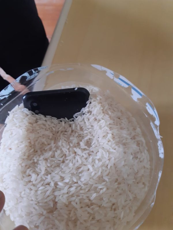 Um celular tamb&eacute;m foi encontrado dentro de um saco de arroz – Foto: Pol&iacute;cia Federal/Divulga&ccedil;&atilde;o