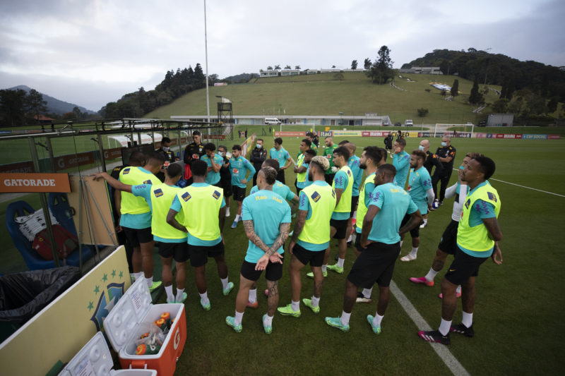 Jogadores da seleção durante treinamento nesta terça-feira – Foto: Lucas Figueiredo/CBF