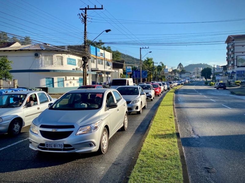 Filas de carros se formaram na Rua das Missões nest sexta-feira (11) deois que o túnel foi fechado, pouco depois das 8h – Foto: Giulia Venutti/NDTV