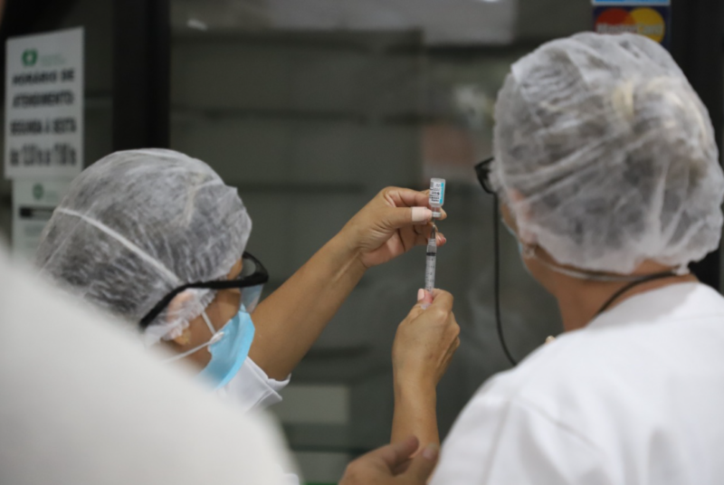 Enfermeiras retiram dose do frasco da vacina contra a Covid-19