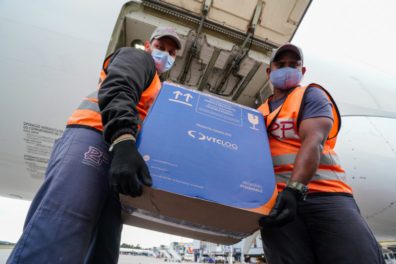 Maior lote de vacinas da Pfizer entregue em SC desembarcou em Florianópolis nesta sexta – Foto: Rircardo Wolffenbuttel/Secom/Divulgação/ND