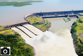 Vertedouro da Usina Itaipu, situada no rio Paraná, entre o Brasil e o Paraguai – Foto: Caio Coronel/ Divulgação/ ND