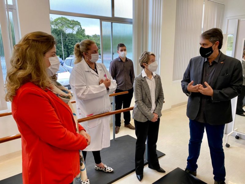 Secret&aacute;rio de Estado de Sa&uacute;de Andr&eacute; Motta Ribeiro conhece Hospital Universit&aacute;rio da Furb, em Blumenau, acompanhando pela reitora M&aacute;rcia Sard&aacute; Esp&iacute;ndola (&agrave; esquerda) e da vice-prefeita Maria Regina Soar (no centro, de cinza) – Foto: Mois&eacute;s Stuker/NDTV