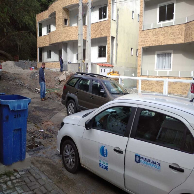 Fiscais realizaram o lacre de esgotos abertos em Florian&oacute;polis – Foto: PMF/Divulga&ccedil;&atilde;o/ND