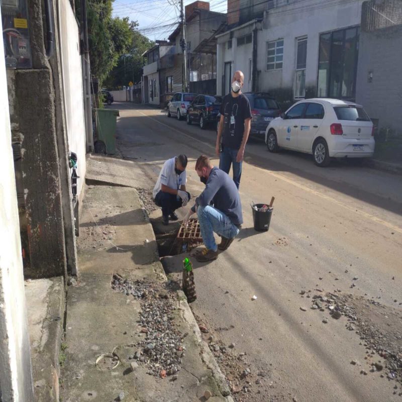 Os respons&aacute;veis fiscais fecharam esgotos a c&eacute;u aberto em mais de seis localidades na Capital Catarinense – Foto: PMF/Divulga&ccedil;&atilde;o