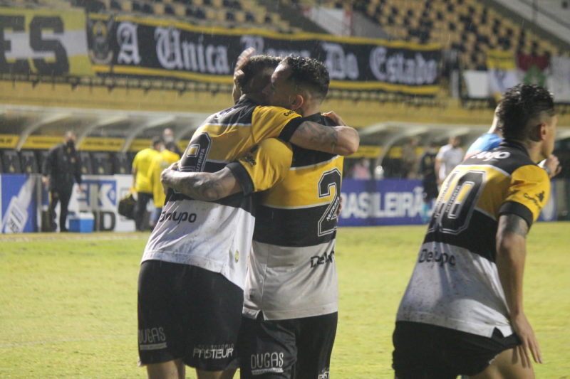 Luiz Paulo comemora o gol marcado de p&ecirc;nalti e que deu a vit&oacute;ria para o Crici&uacute;ma contra o Novorizontino neste s&aacute;bado (27) – Foto: Celso da Luz/Crici&uacute;maEC/ND