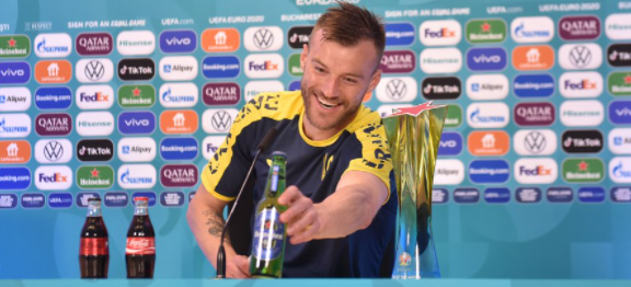 Yarmolenko se ofereceu para patrocinadores – Foto: Reprodução TV Euro
