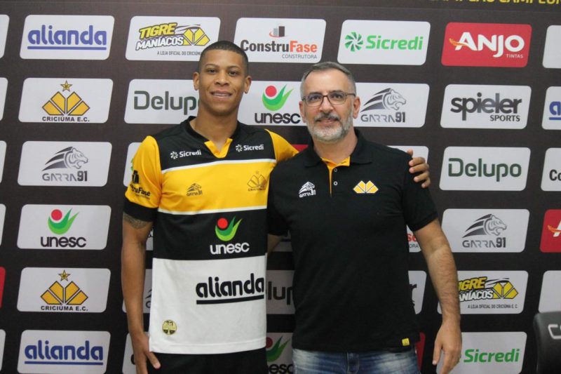 Atacante foi apresentado na tarde desta terça-feira (8) pelo executivo de futebol do Tigre, Juliano Camargo – Foto: Celso da Luz/CriciúmaEC/ND