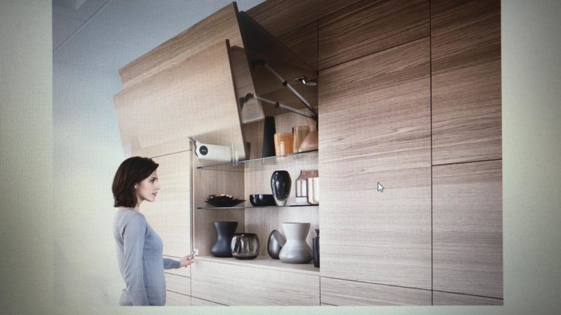 Os sistemas para elevação de portas e basculantes suavizam o fechamento de portas e gavetas. Foto/BLUM