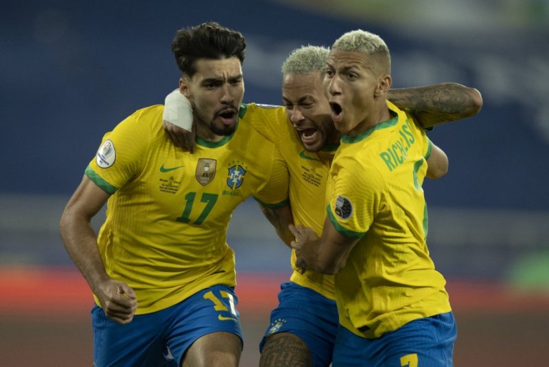 Paquet&aacute; (17) ao lado de Neymar e Richarlison – Foto: Lucas Figueiredo/CBF/ND