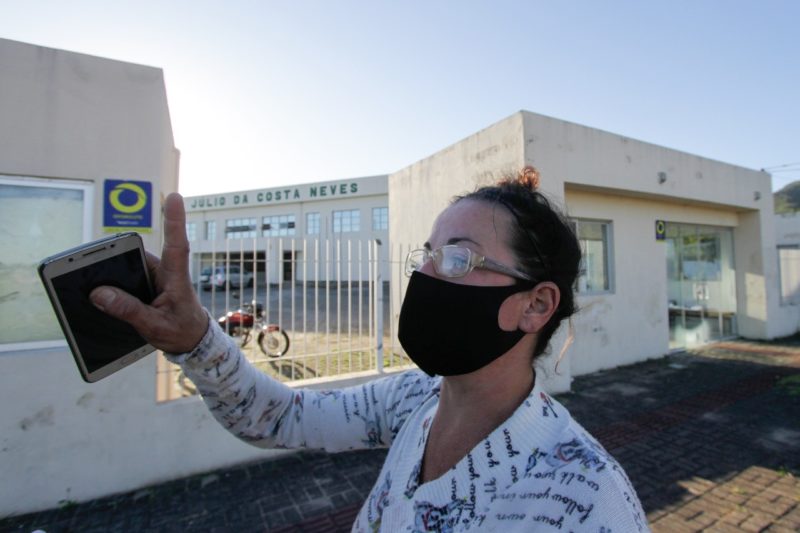 A m&atilde;e Daisy Pereira, junto a outros pais, organizam manifesta&ccedil;&atilde;o para esta sexta-feira- Foto: Leo Munhoz/ND