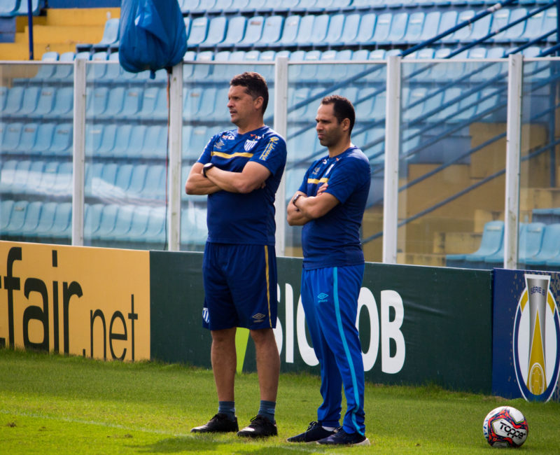 Claudinei Oliveira (esq.) observa elenco em treino na Ressacada – Foto: Andr&eacute; Palma Ribeiro/Ava&iacute;/ND