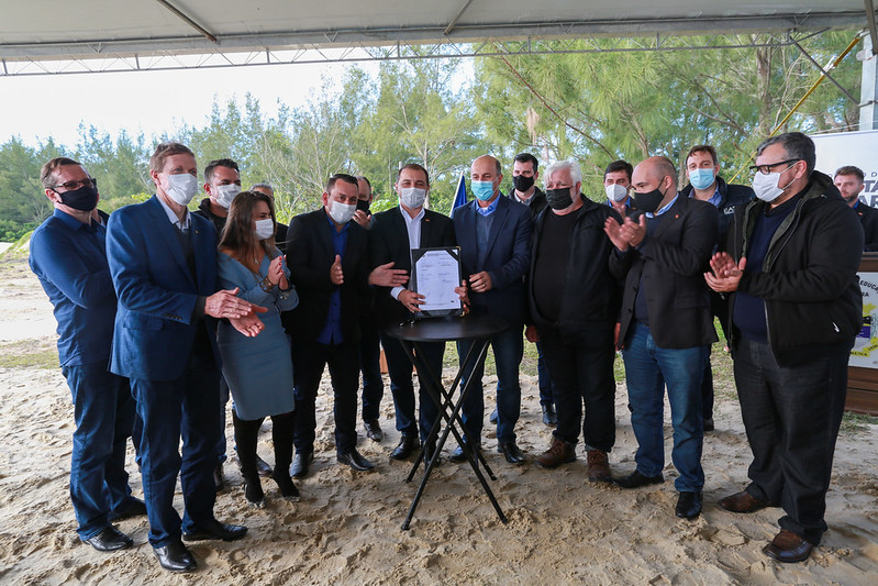 Governador Carlos Mois&eacute;s assina conv&ecirc;nio para o desassoreamento da Barra do Camacho em Jaguaruna – Foto: Foto: Julio Cavalheiro/Secom/ND