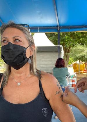 M&eacute;dica veterin&aacute;ria recebeu tr&ecirc;s vacinas contra a Covid – Foto: Facebook/Reprodu&ccedil;&atilde;o/ND