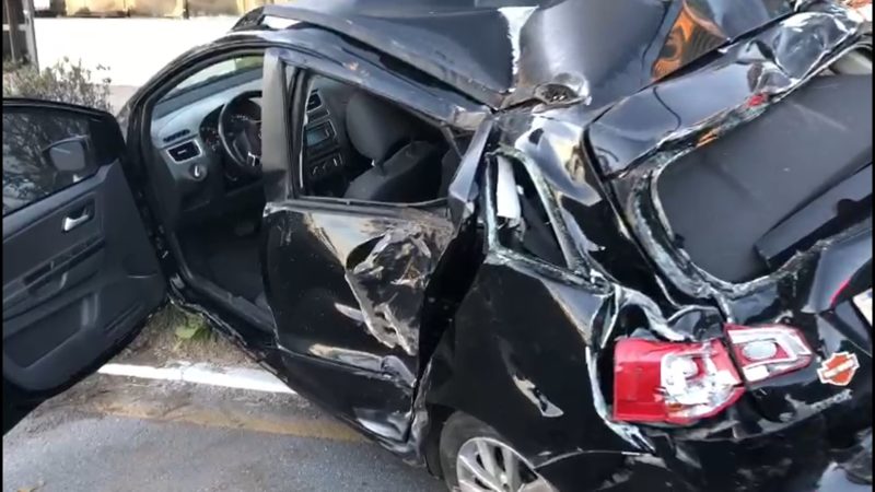 Ve&iacute;culo bateu em poste e &aacute;rvore na avenida Beira-Mar Norte – Foto: Guarda Municipal/Divulga&ccedil;&atilde;o/ND