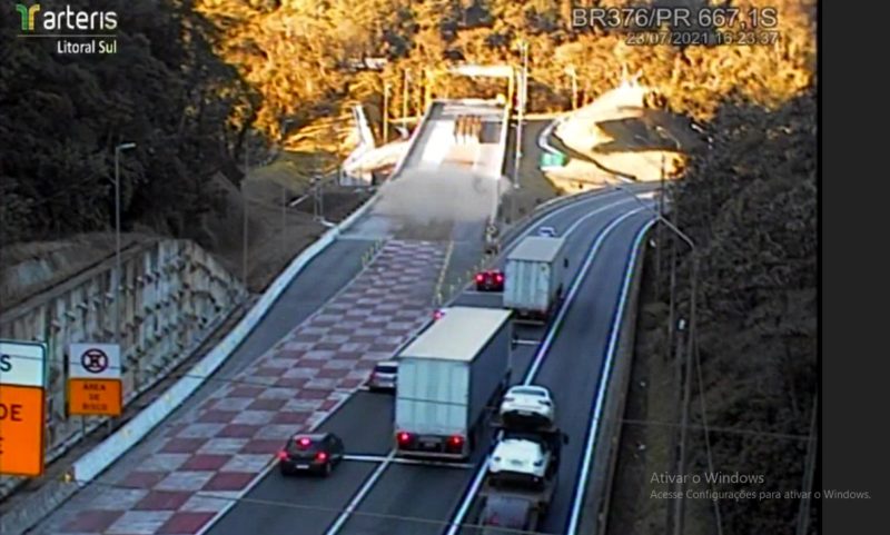 Momento em que caminhão sofre incidente na BR-376