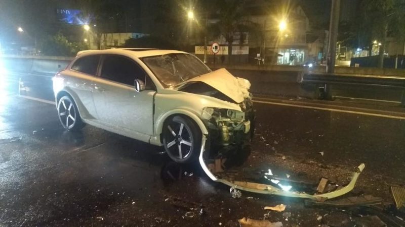 Foto do acidente mostra carro do casal destru&iacute;do ap&oacute;s colis&atilde;o – Foto: Reprodu&ccedil;&atilde;o/Redes sociais