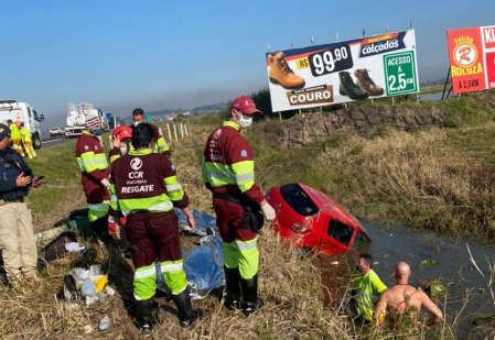 Carro saiu da pista no km 365 no trecho sul da BR-101 em Sang&atilde;o – Foto: Divulga&ccedil;&atilde;o/ND